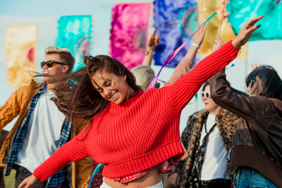 Mujer bailando en un festival