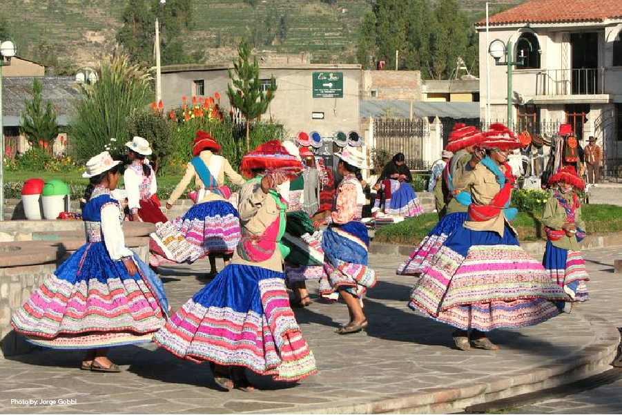 Personas bailando la danza típica del carnaval, El Wititi.